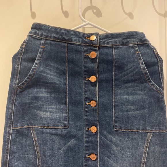 Tricot fringed hem button front denim midi skirt - Picture 2 of 8